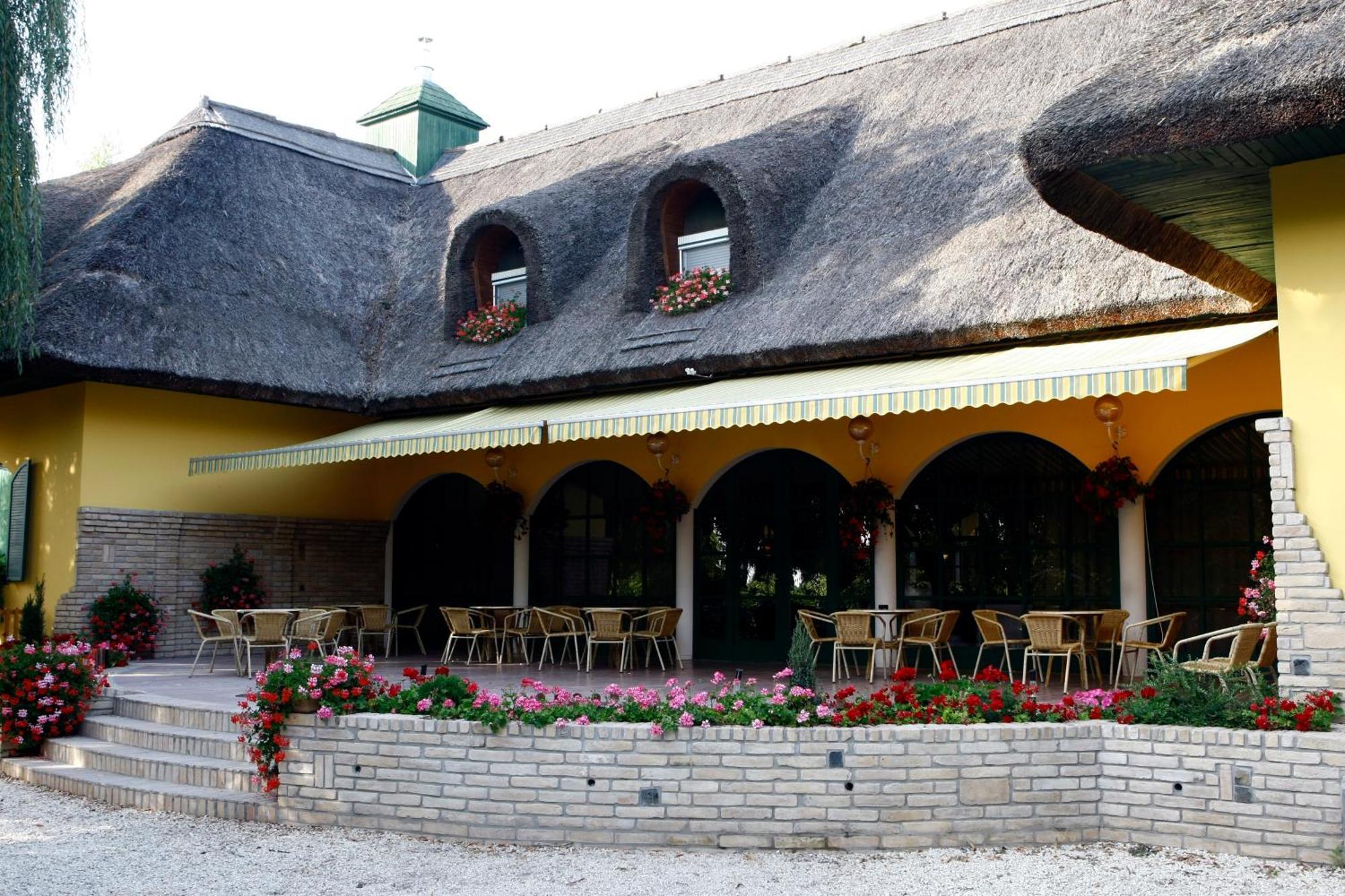מונור Nyerges Hotel Termal Superior מראה חיצוני תמונה